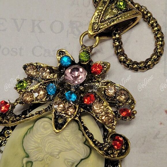 CAMEO Pendant Necklace with multicolored Crystals - Picture 6 of 9